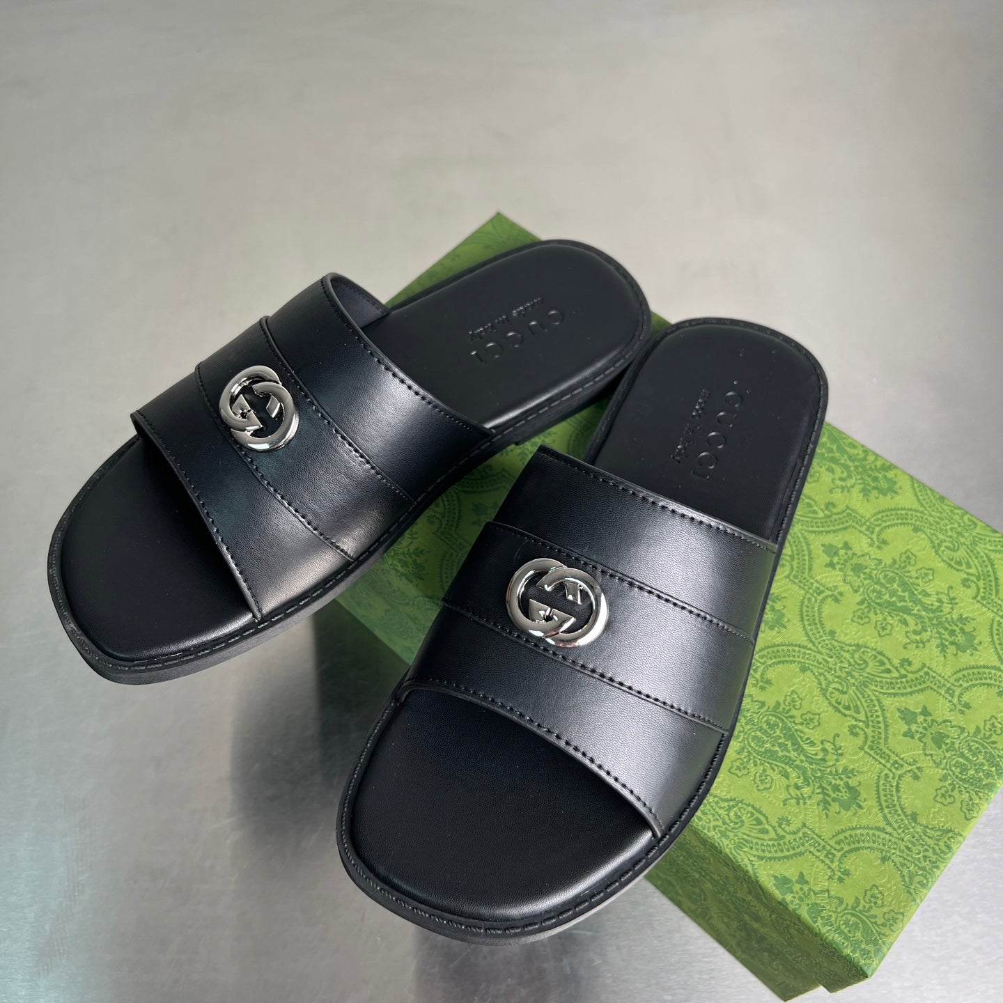 GUCCI SLIPPERS