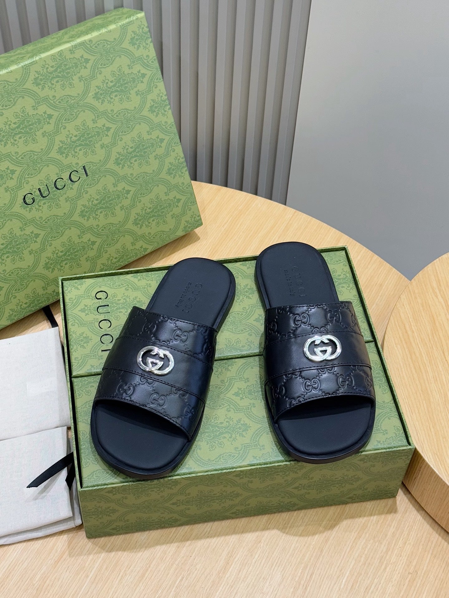 GUCCI SLIPPERS