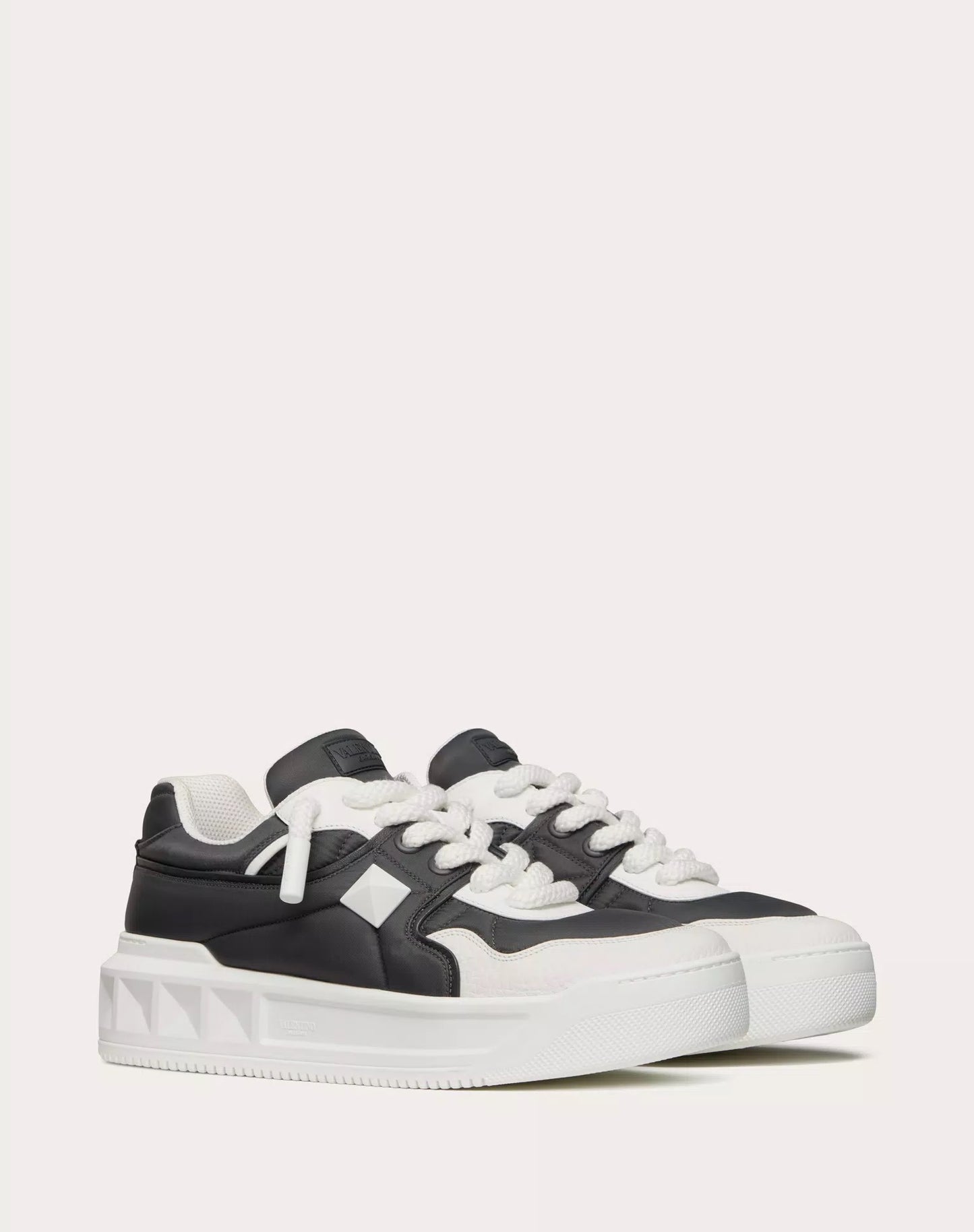 VLTN ONE STUD XL- BLACK WHITE