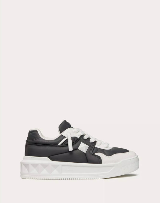 VLTN ONE STUD XL- BLACK WHITE