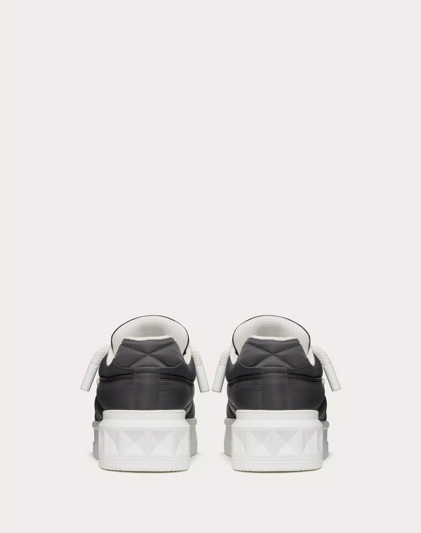 VLTN ONE STUD XL- BLACK WHITE