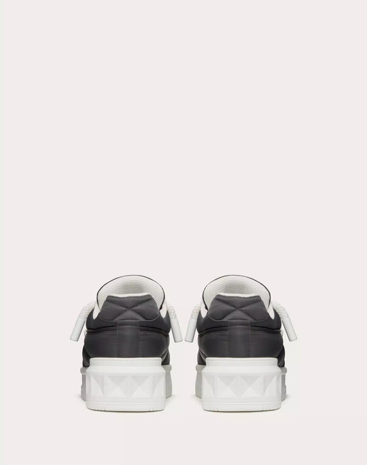 VLTN ONE STUD XL- BLACK WHITE