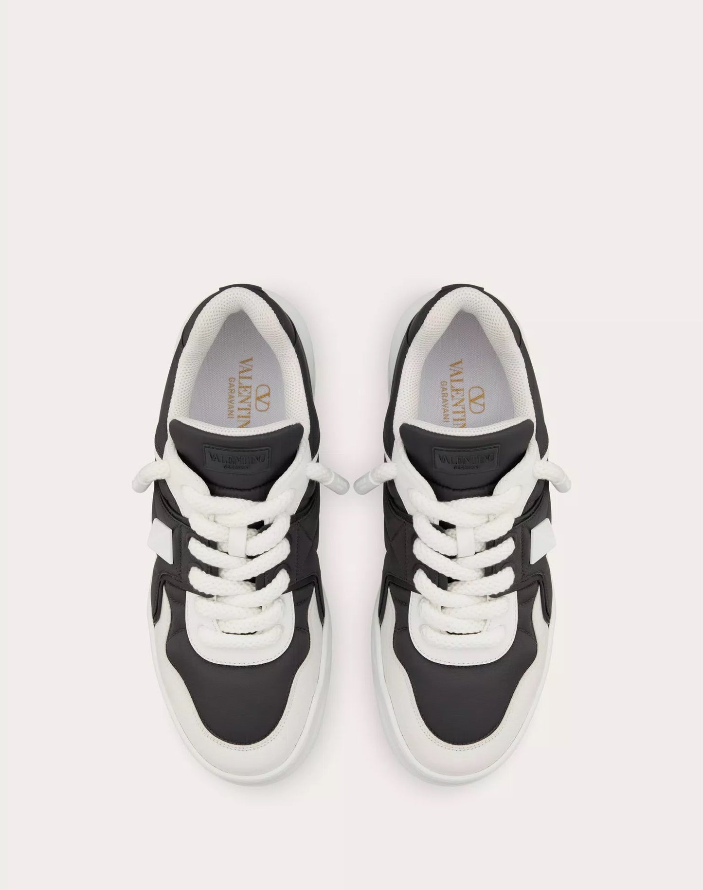 VLTN ONE STUD XL- BLACK WHITE